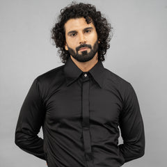 premium Giza Cotton and embellishment of natural mother‑of‑pearl buttons