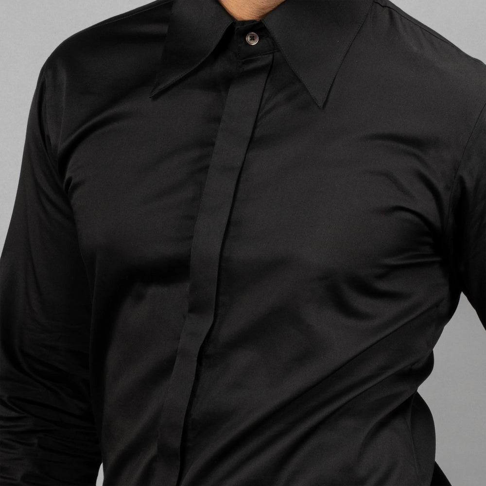 sheen of premium Giza Cotton and embellishment of natural mother‑of‑pearl buttons