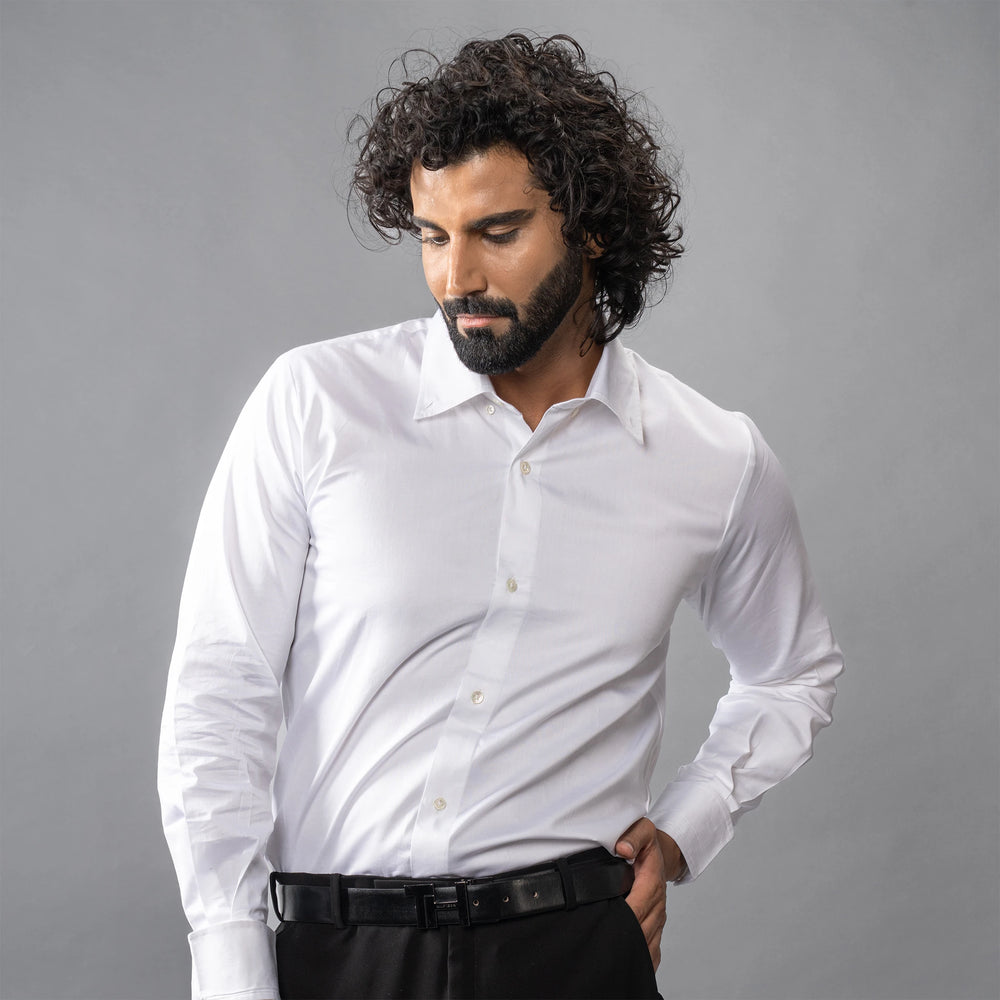 button down collar and turnback cuffs, with box pleat back. Made from luxurious Giza Cotton, and finished with naturally marbled Trochus shell buttons,