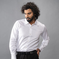 button down collar and turnback cuffs, with box pleat back. Made from luxurious Giza Cotton, and finished with naturally marbled Trochus shell buttons,