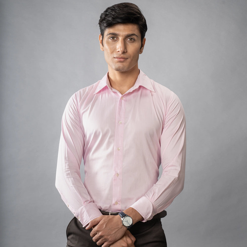 button down collar and turnback cuffs, with box pleat back. Made from luxurious Giza Cotton, and finished with naturally marbled Trochus shell buttons