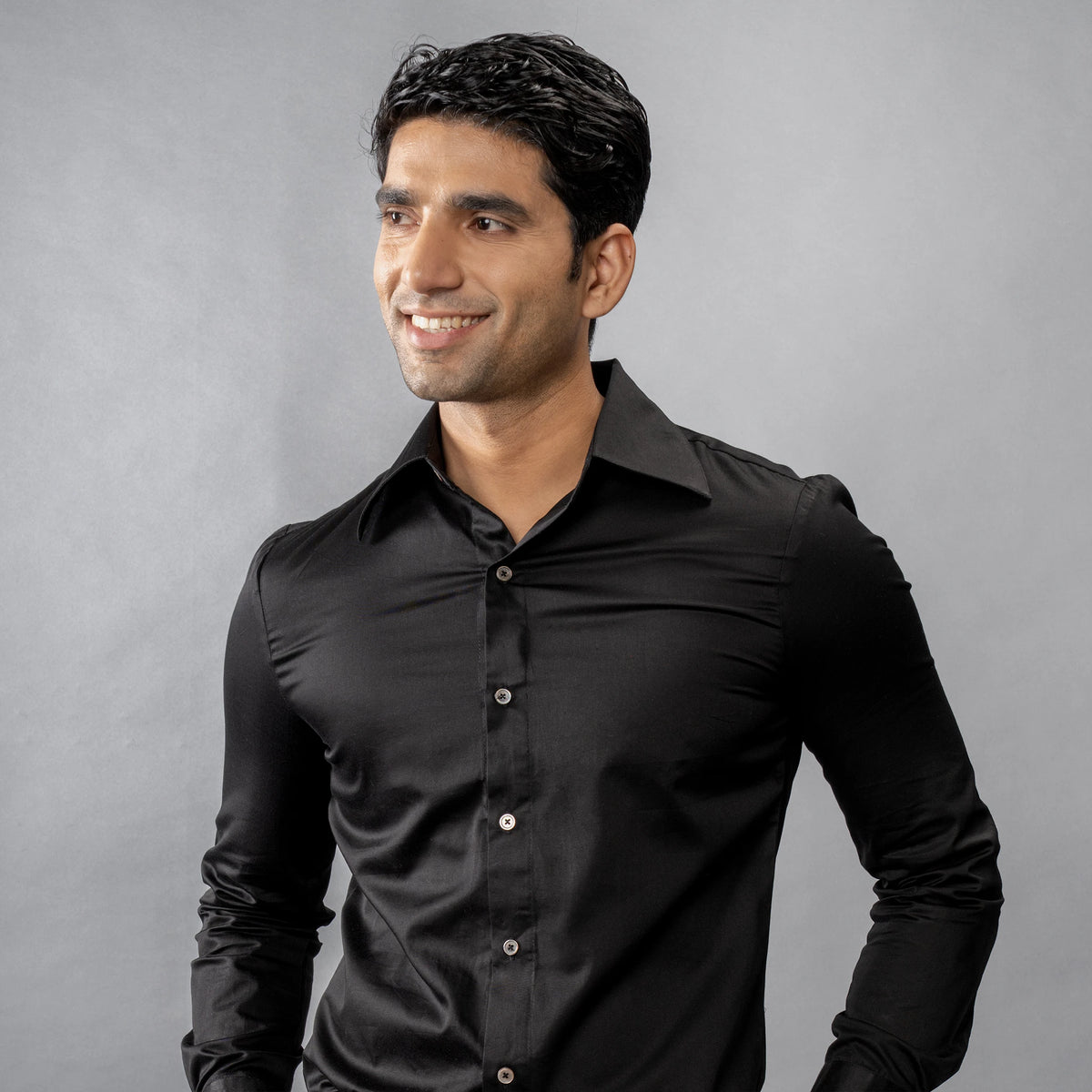 lustrous satin finish and a gracefully curved Cooper collar, The Continental Royale is enriched by natural mother‑of‑pearl button