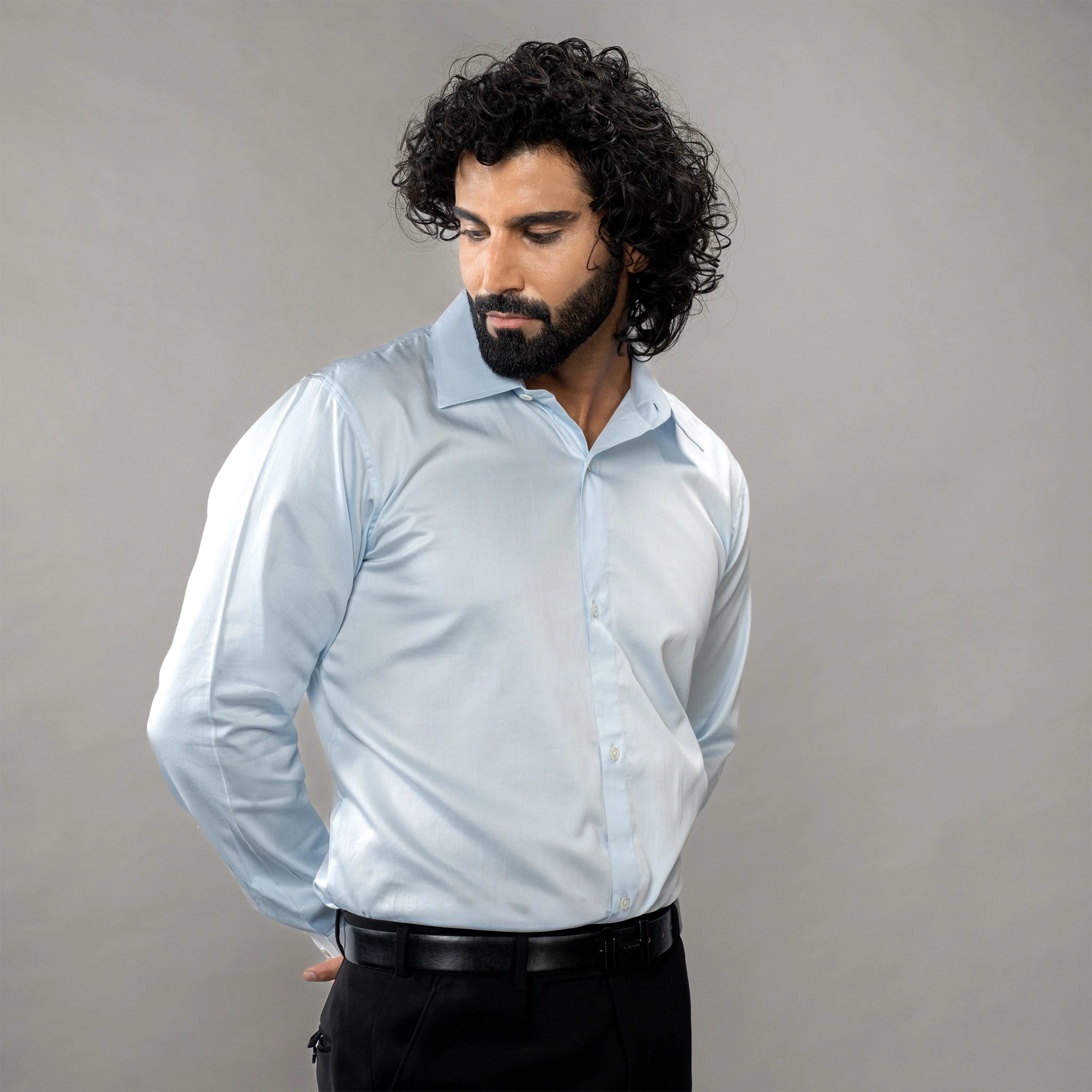  Giza Cotton shirt featuring a spread collar