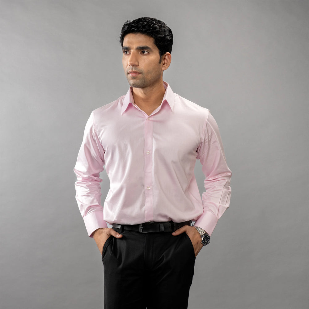  pure Giza Cotton shirt featuring a spread collar and round cuffs 