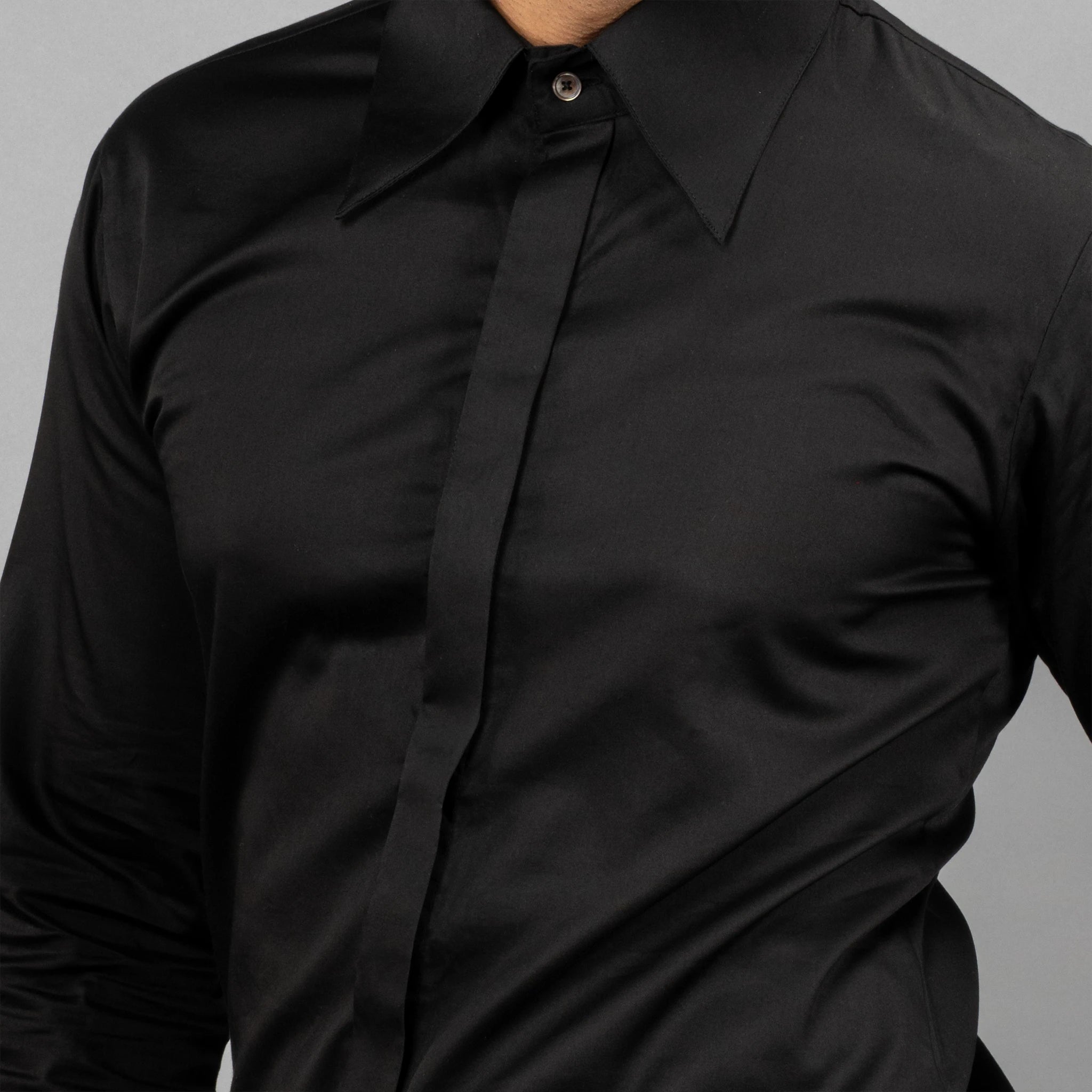 sheen of premium Giza Cotton and embellishment of natural mother‑of‑pearl buttons