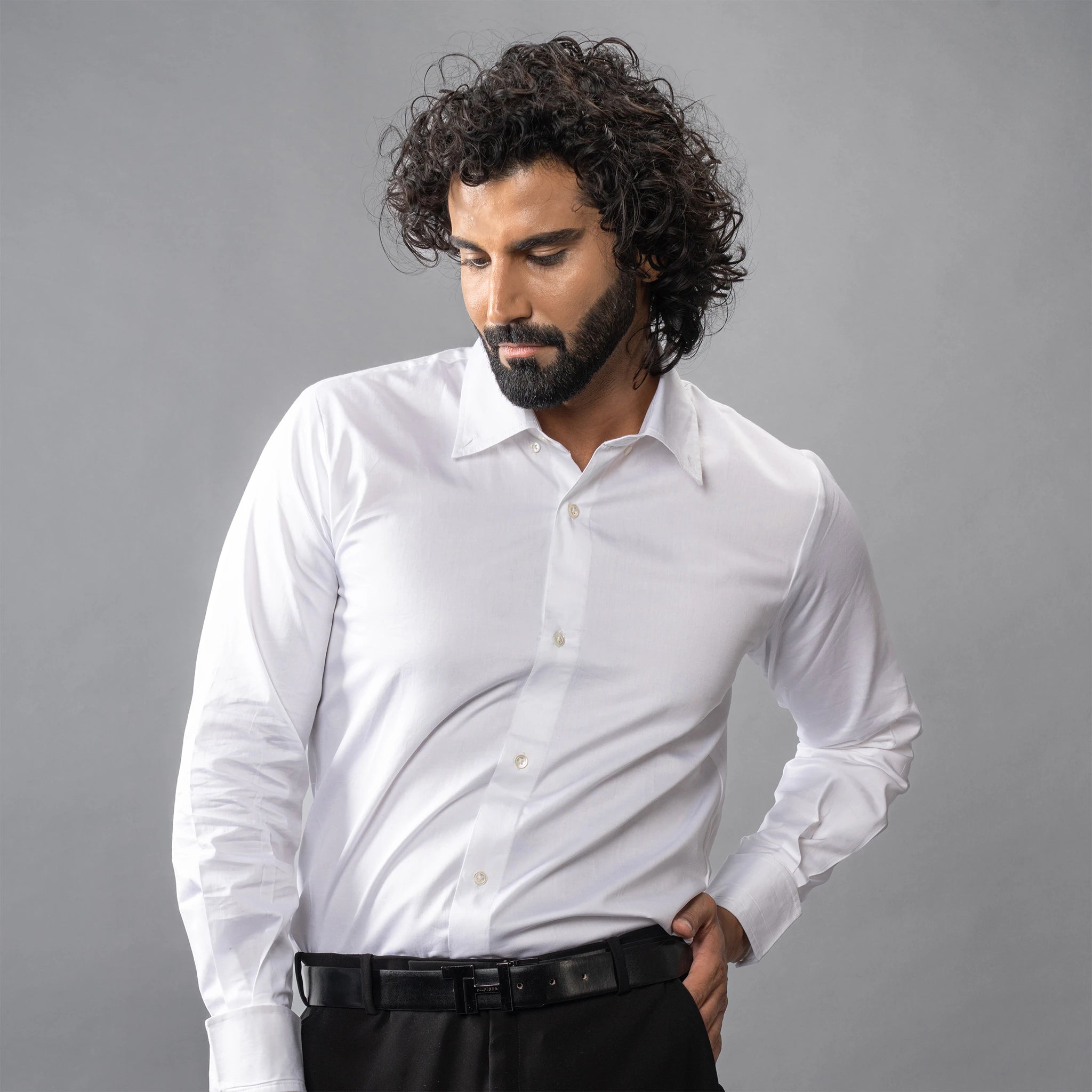  button down collar and turnback cuffs, with box pleat back. Made from luxurious Giza Cotton, and finished with naturally marbled Trochus shell buttons,